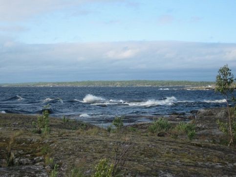 На озере наблюдаются постоянные волнения. Во время сильных штормов вода в нм кипит, а волны почти сплошь покрыты пеной. Википедия