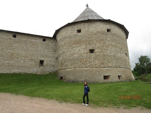 Климентовская башня  одна из 5-ти башен крепости (пока реконструированы только 3 башни). Башни имели 3-яруса для пушечных орудий, крепость была неприступной, тем не менее, в 1610 г. Была взята шведами, правда, уже через год отбита русскими.