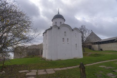 Георгиевская церковь. Слева Раскатная башня