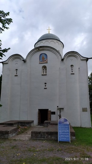 Церковь Успения, ок. 1159 г. н. э., главный православный храм Свято-Успенского девичьего монастыря в Старой Ладоге. 600008. 57N. 37E
