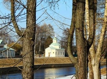 Полковая церковь на другом берегу реки Тихвинки
