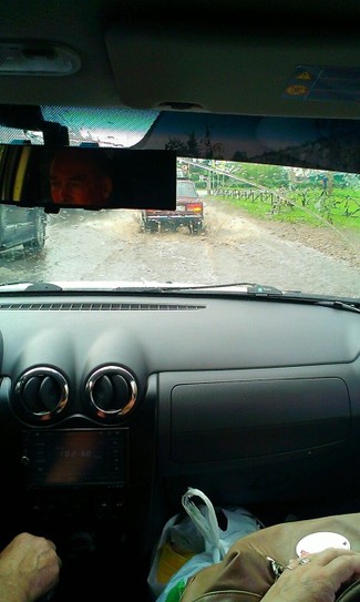 Вот такой вот маленький дождик))в Тихвине-машины плавают