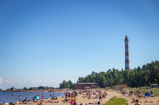 Берег Ладоги жарким летом 2022. Башня - Осиновецкий маяк. Один из самых высоких на Ладоге, если не во всей России, высотой около семидесяти метров. Действующий