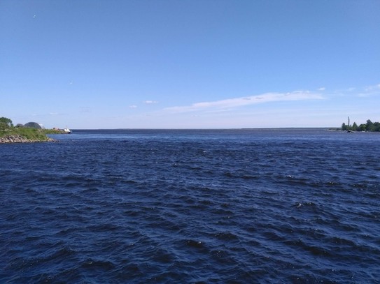 Здесь из Ладожского озера вытекает река Нева, на которой стоит город Санкт-Петербург