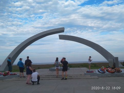 Памятник Разорваное кольцо Блокады на Ладоге