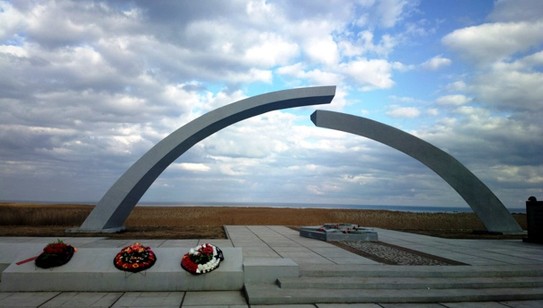 Памятник Разорванное кольцо на Дороге жизни