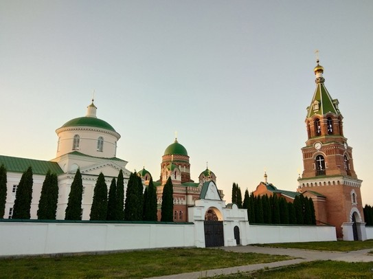 Троекуровский монастырь. Очень похож на московский кремль!