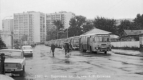 1987 г. Торговая пл., конечная остановка автобусов Центральный Рынок