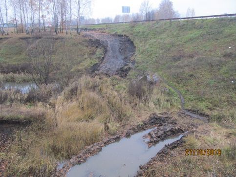 Труба водостока  под дорогой на Елец, через русло реки Липовки прошла тяжелая техника