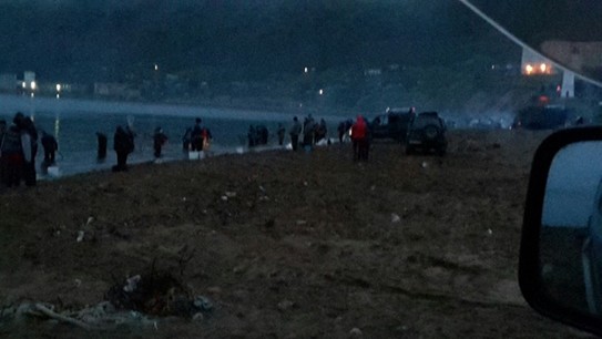 Люди уек на берегу моря поджидают в 4 утра