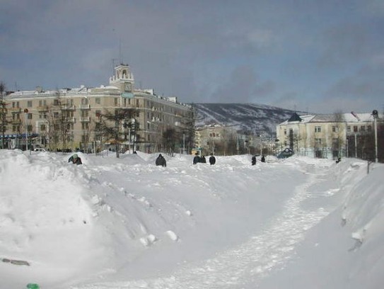 Немножко снежка...а поперек идт улица Ленина (центральная)