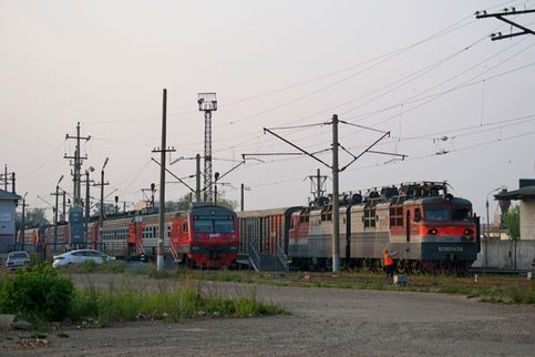ЭД9Э-0004 и ВЛ80С-456 с грузовым поездом на станции Волжск