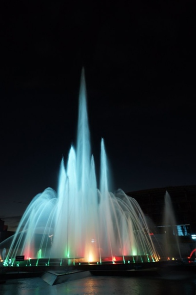 Цветомузыкальный фонтан. Не хуже чем в Дубае