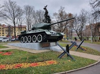 Памятник - танк Т-34, установленный к 40-летию Победы, улица Народного Ополчения, Москва
