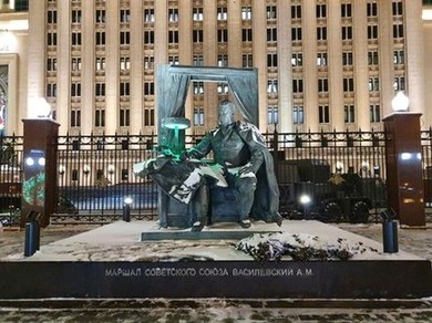 Памятник А. М. Василевскому, Фрунзенская набережная, Москва