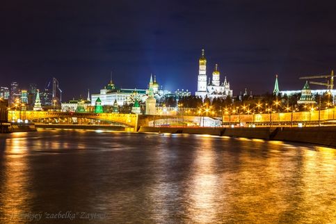 Ночная набережная Москвы. Автор: