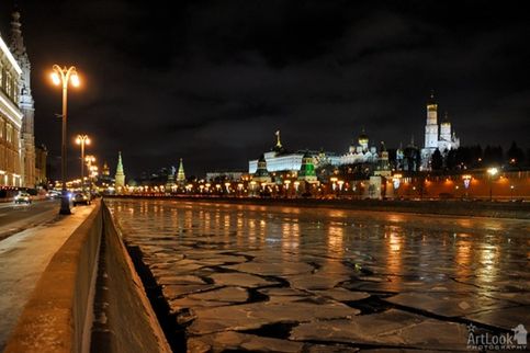 Льдинки на Реке Москва у Кремля - 1-е Января 2016. Вид с Софийской набережной на Москву-реку и архитектурный ансамбль Московского Кремля в первый вечер 2016 г. Круизные теплоходы расковали замершую реку, превратив их в льдинки. Дата снимка: 01. 01. 2016.