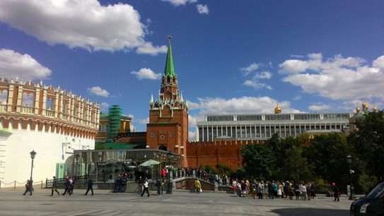 Кутафья и Троицкая башни и государственный Кремлевский дворец