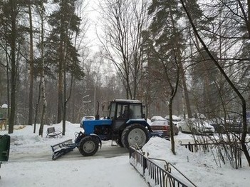 Пока был маленький снег, трактор рвсчищал дорогу, а как только началась метель куда-то исчез. Да и то верно! Что толку без толку грести?