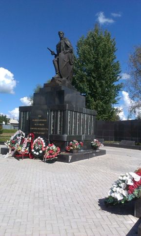 Общий памятник на братских могилах кладбища. Вид со стороны вечного огня. В Волоколамске (в самом городе) несколько братских могил, на каждой из них установлены памятники