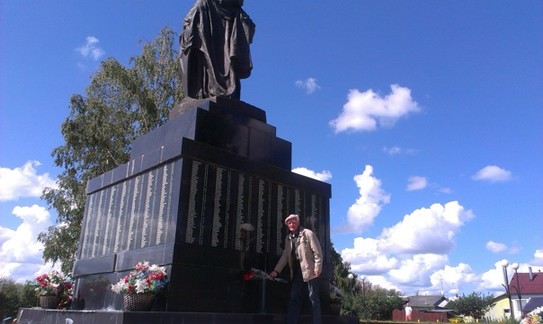Мемориальное воинское кладбище в городе Волоколамске. Задняя стена памятника
