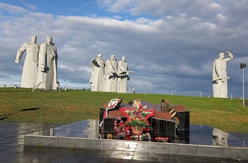 Монумент открыт 6 мая 1975 года к 30 летию Победы в Великой Отечественной войне