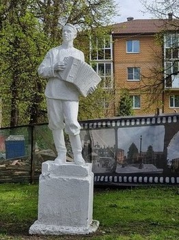 Волоколамск (Московская область). Памятник возле местного ДК