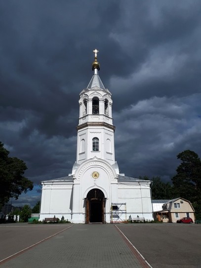 Наш храм на фоне июньских грозовых туч. Дата съемки: 13 июня 2020