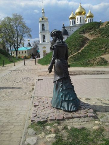 Вокруг кремля стоит несколько скульптур, которые трудно поймать в кадр без виснущих на них туристов )) По-моему, хорошая идея, они очень оживляют город