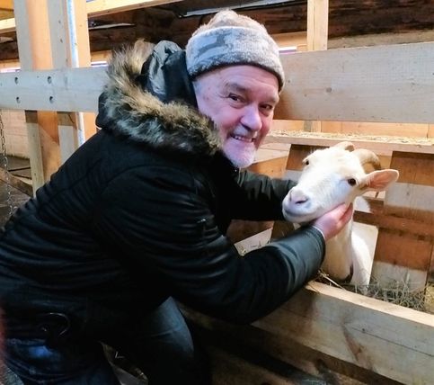 В агроферме Крестьянская усадьба в декабре 2020 года... Живт коза рогатая.