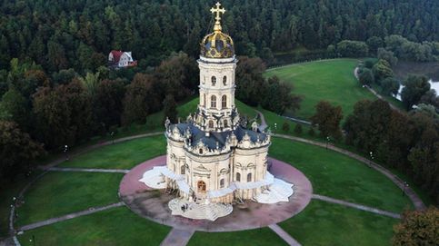 Церковь Знамения Пресвятой Богородицы расположена в усадьбе Дубровицы Подольского района Московской области