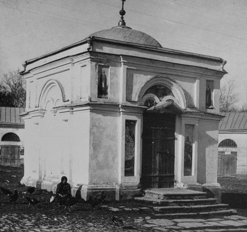 Часовня у Троицкого собора. Разрушена в 1930-е годы. Находилась на площади перед торговыми лабазами, 1906 год