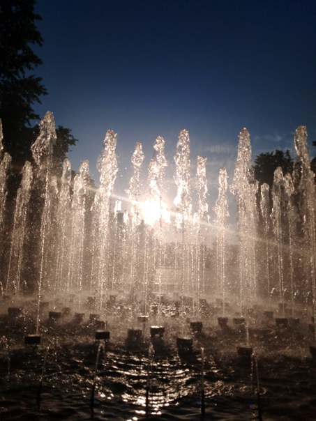 Словно леденцы... Наш люберецкий фонтан  и  волшебное вечернее солнце... 22 июня 2020