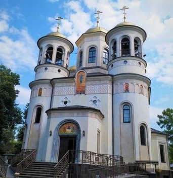 В подмосковном Звенигороде летом 2021 года... Вознесенский собор, построен вгодах на месте возведенного в стиле классицизм собора 1792 года, разрушенного в 1940-е годы