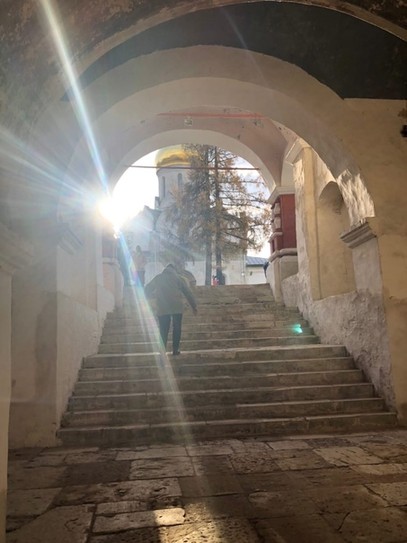 Выход из подклета Троицкой надвратной церкви на главную площадь монастыря