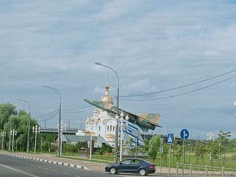 Памятник Авиационной промышленности и церковь