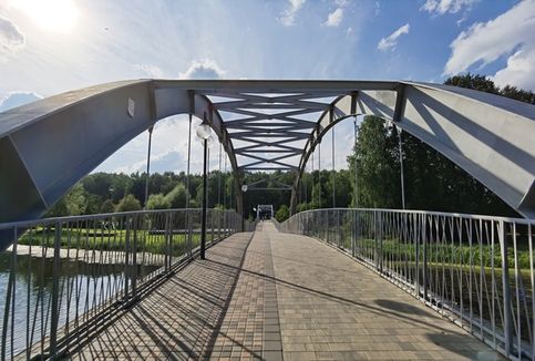 Шикарный мост через речку