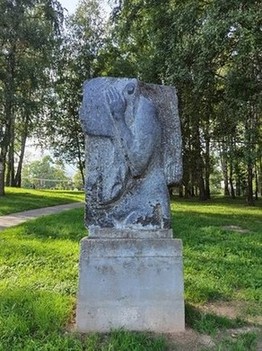 Скульптура, изображающая человека с конм