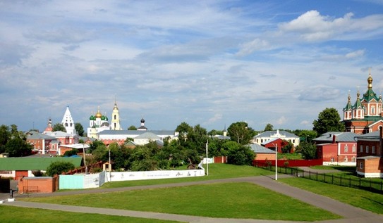Свято-Троицкий Ново-Голутвин женский монастырь (в центре) и Успенский Брусенский женский монастырь (справа)