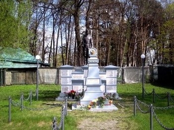 Памятник жителям Троице-Лыково. В 2003 году были установлены памятная стела и стена памяти. На этом памятнике написано 107 фамилий, тех людей, которые не вернулись с войны. Средний возраст погибших был около 30 лет.