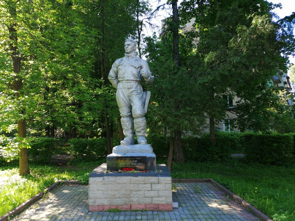 Памятник лтчику-испытателю В. П. Чкалову. Находится на пересечении Ленинского проспекта и ул. Чкалова. Установлен в 1955 году