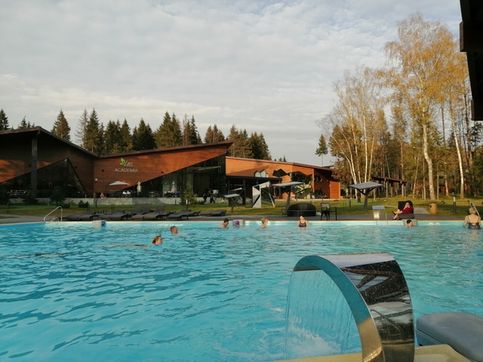 В открытом всесезонном бассейне поддерживается постоянная комфортная температура воды, позволяющая купаться зимой и летом