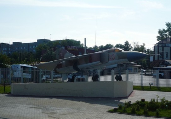 Многоцелевой истребитель МиГ-23 в качестве памятника на привокзальной площади. Кубинка, Московская область, Россия