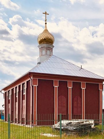 Деревянная Казанская церковь построена как молельный дом в 1882 году, и при взгляде издали только опытный человек мог признать в ней церковь. Главка появилась позже - в 1905-м, после манифеста о свободе вероисповедания, в золотое десятилетие староверов.