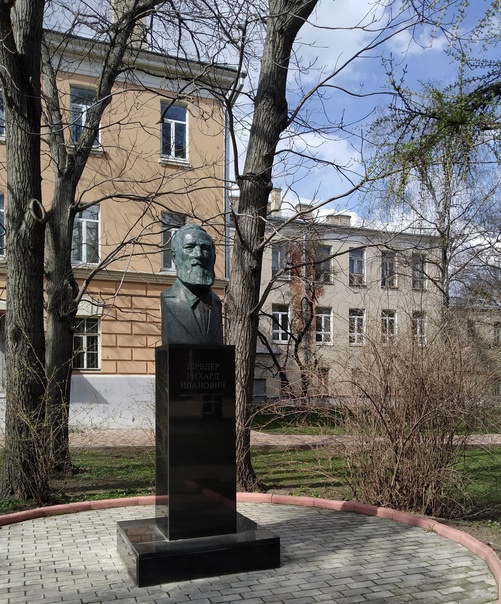 Памятник Р. И. Шредеру