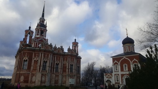 Можайск (Московская область). Ново-Никольский собор (1814) слева и Петропавловский храм (1852)
