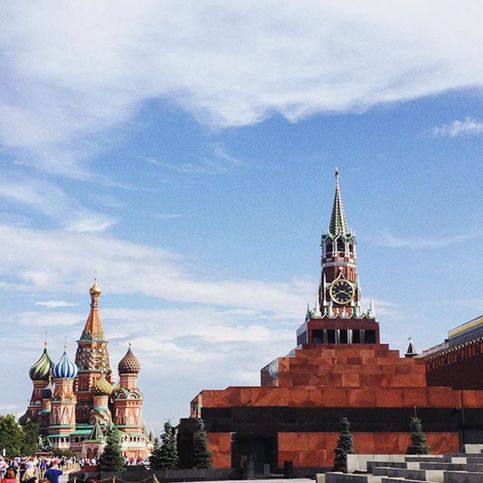 Наверное, самый узнаваемый Московский вид...с Кремлем на верхушке мавзолея))