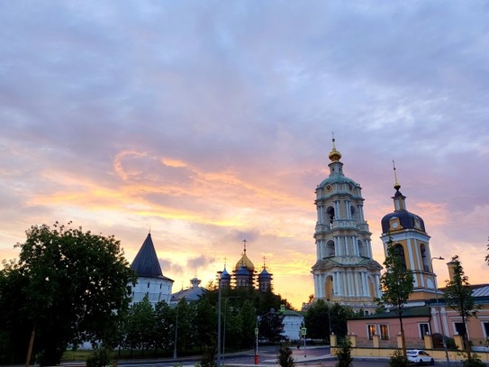 Новоспасский монастырь и рядом  Храм Сорока Мучеников. Москва. После дождя...7 июля 2022.