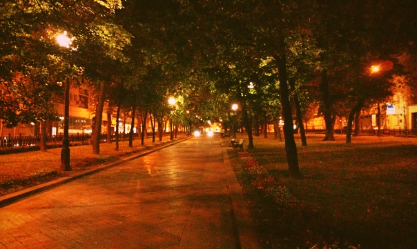 Никитский бульвар, 1:50 ночи примерно. Идем совсем не спеша в сторону Тверской, навстречу два велосипедиста