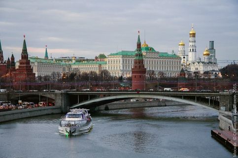 Вид на Кремль с Патриаршего моста. Март, 2015